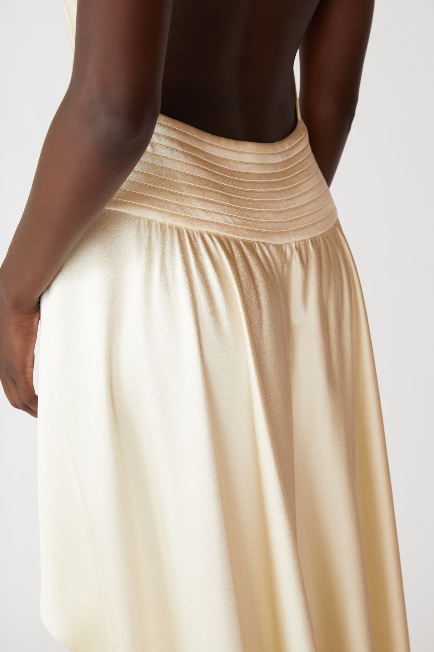 Robe haute et basse avec nœud licou